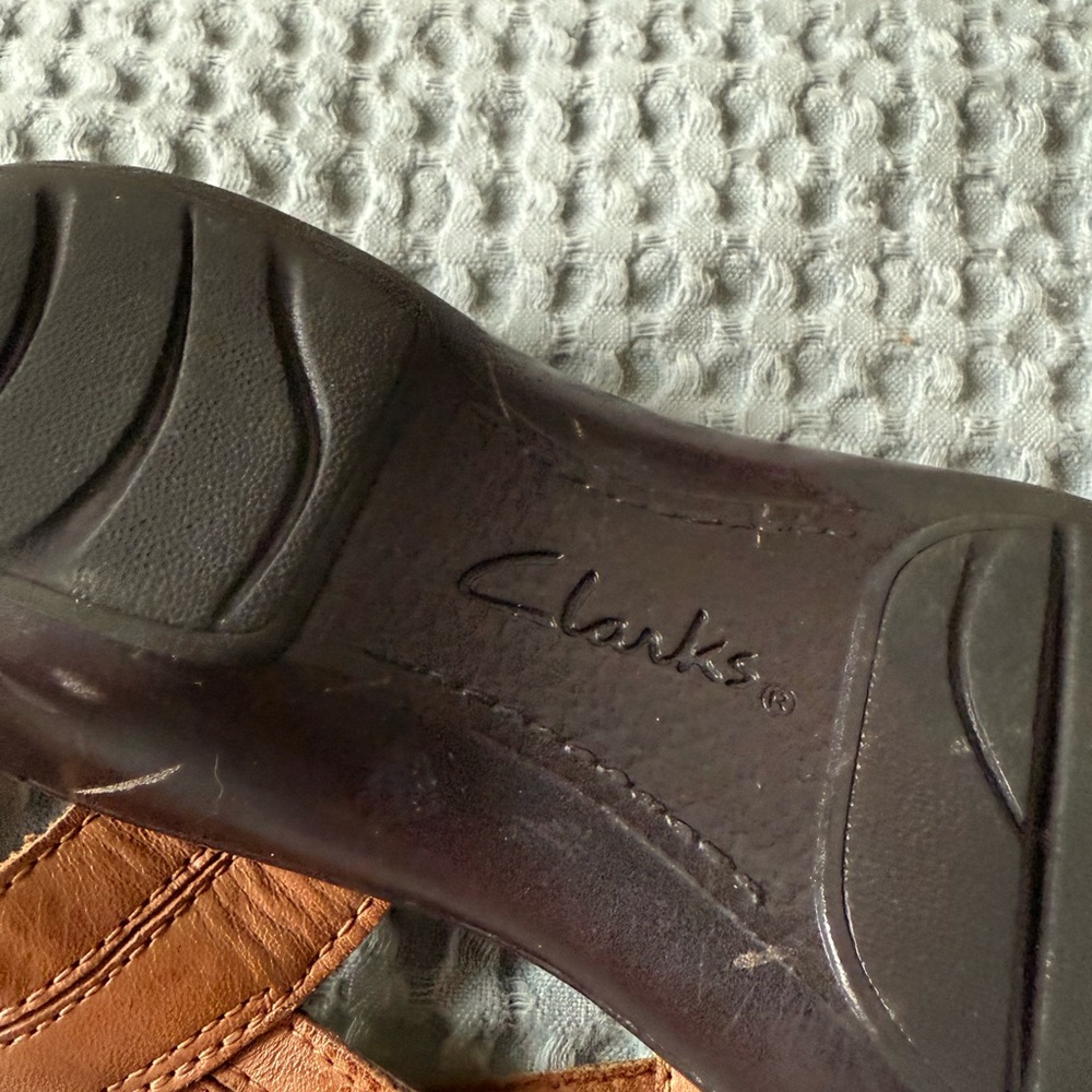 Clarks Women's Brown Shoes - Picture 2 of 4